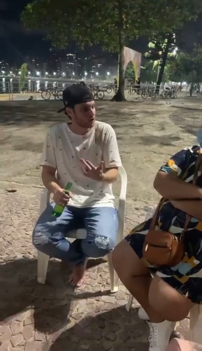 centralreality's tweet photo. E o Lucas que ta na beira da praia da costa (VV-ES) trocando uma prosa com seus fãs? O barão é o bom!!! #BBB22 https://t.co/G3vMss2bGK