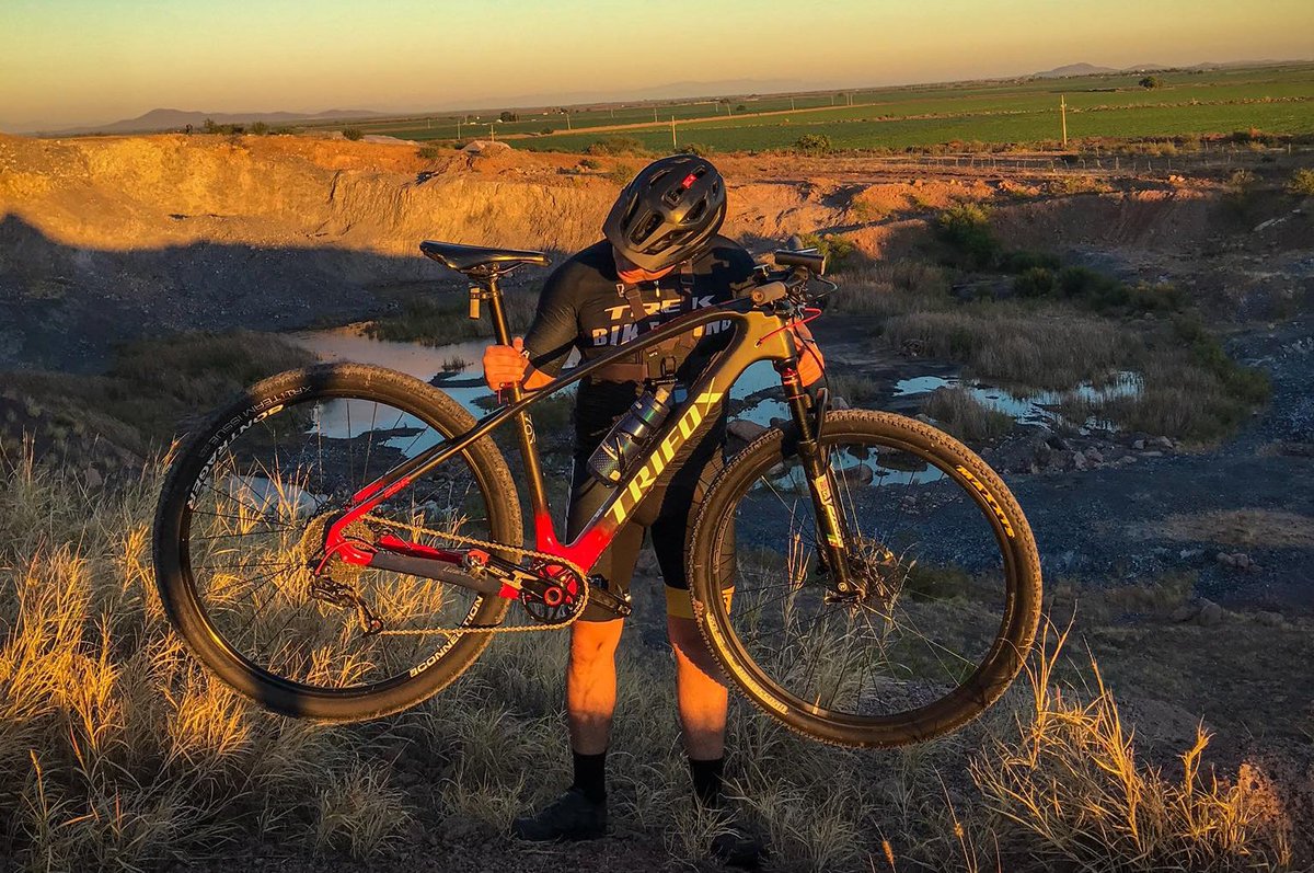 TrifoxBike's tweet photo. How's your day?🥰I'm about to listen to Justin Bieber's STAY and ride out my beloved mtb!!!
🚴🚴♀️🚴♂️
#handmadebicycle #custombuiltbicycle #unboxing #bikeshop #carbonfiber #bicicleta #mtbbici #mtbloving #bikeracing #handlebars #frameset #bicyclecomponents #saddle #biketrip https://t.co/zChtgQd1X2