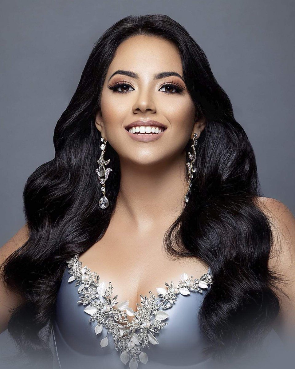 Ésta noche la tuna de #CalleAbajodeLasTablas ha proclamado oficialmente a la Srta. Jennifer Massiel González González como la soberana #62 del Jardín de las Mariposas.

#siesbonitaysiestableña