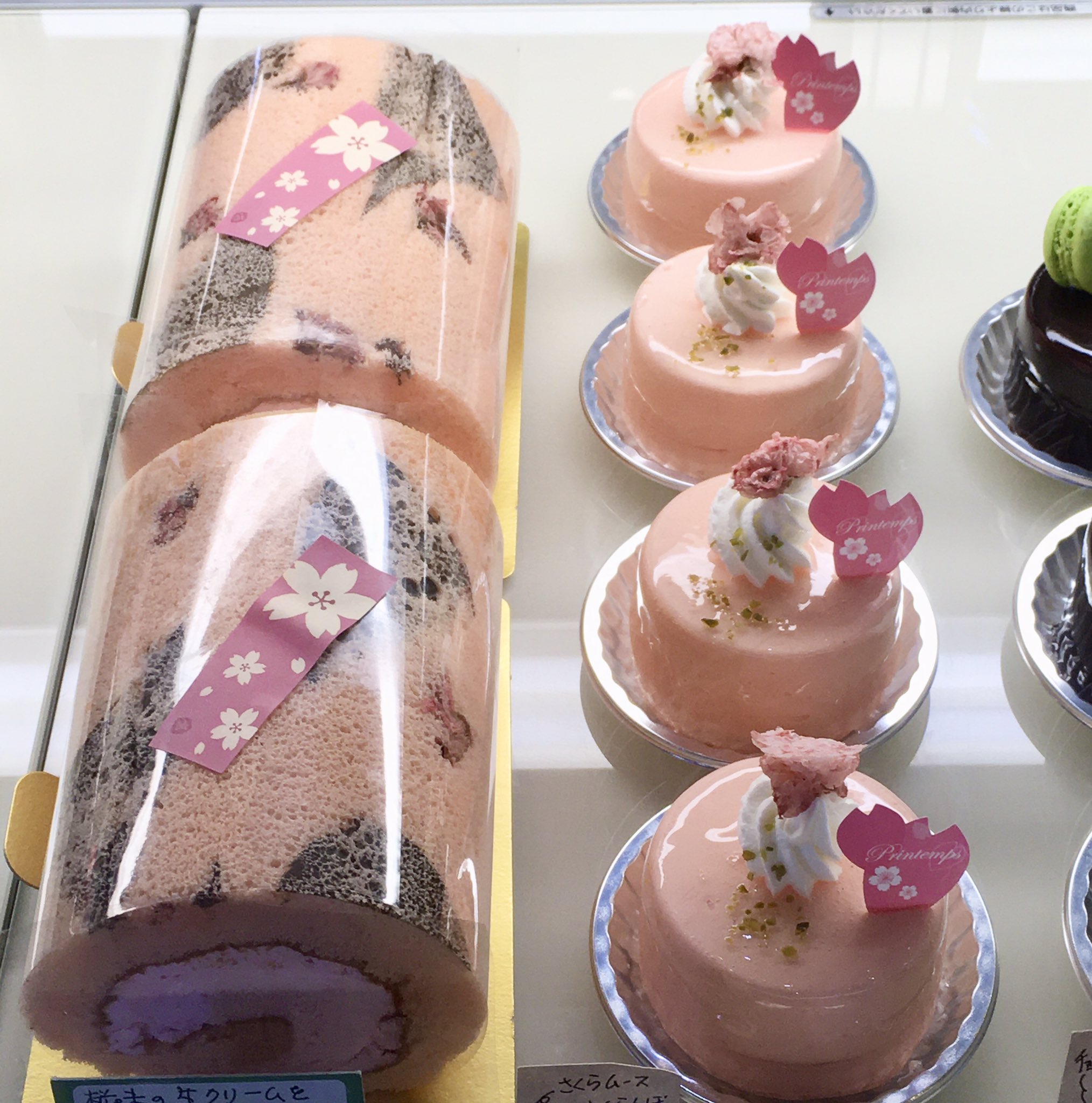 コム デセール 桜スイーツフェアー開催中 フェアー限定さくらロールは今週末で終了予定です 桜味生クリーム 桜味スポンジ 桜の花に葉 桜三昧ロールケーキお楽しみいただけたら嬉しいです 4月に入りましたね 今月もよろしくお願いします