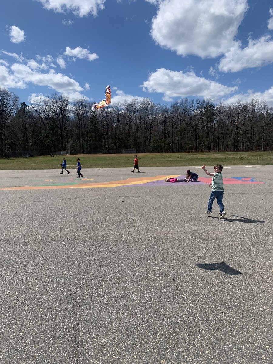 AmyLawCCPS's tweet photo. Book fair, butterflies, and kite flying was the perfect way to end the week before spring break! #oneCCPS @obgSTARS https://t.co/GzCIh9PxtU
