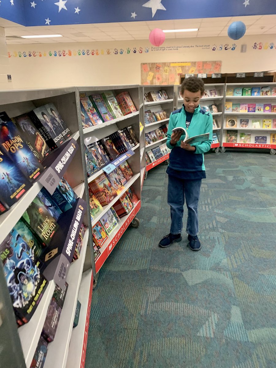 AmyLawCCPS's tweet photo. Book fair, butterflies, and kite flying was the perfect way to end the week before spring break! #oneCCPS @obgSTARS https://t.co/GzCIh9PxtU