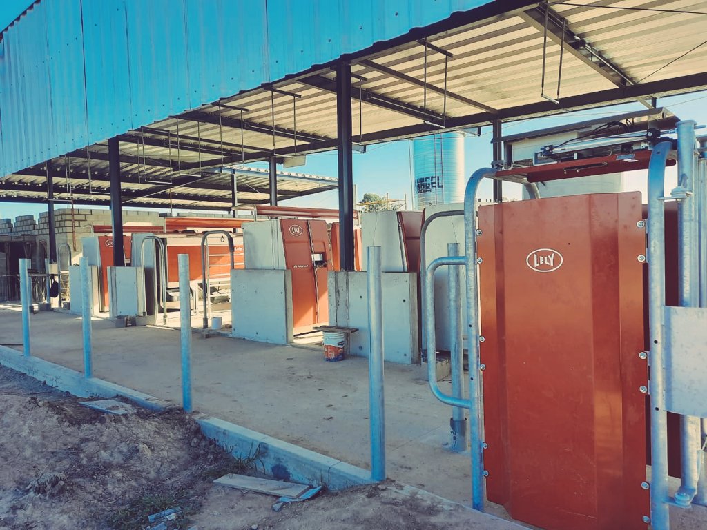 facundobarra3's tweet photo. Más cerca.. 🐄🐄🙏 #ordeñevoluntario #lely https://t.co/CkTmK7iHe6