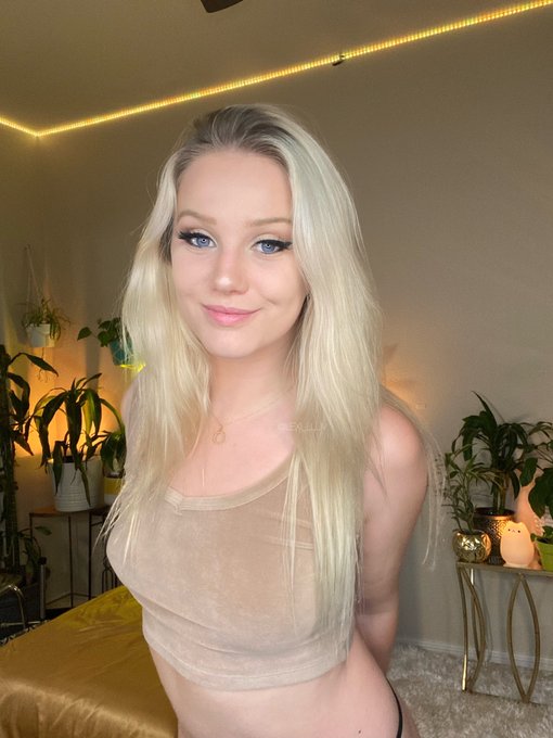 Happy Friday let&rsquo;s have some fun 💛 https://t.co/0uMmCi1hu5 https://t.co/19b7GLvsCE