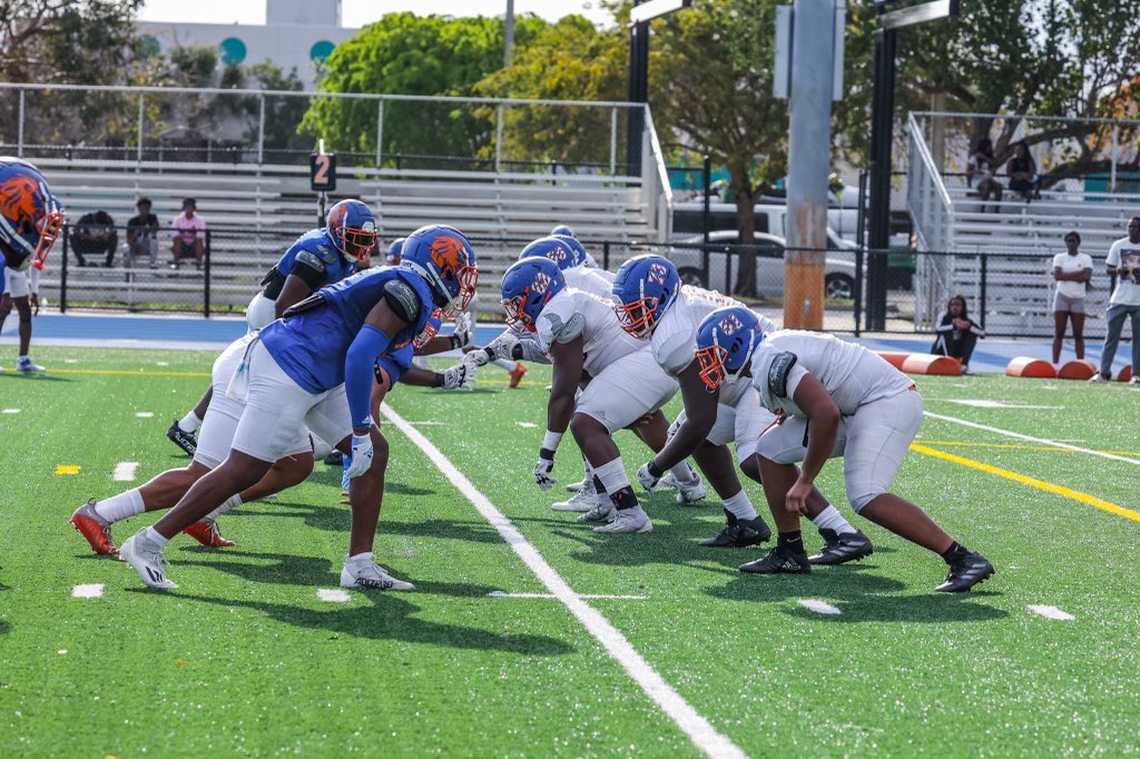 Spring football is in the air 😤 <a href="/FMULionsFB/">FMU Lions Football</a> #Loading #SpringFootball