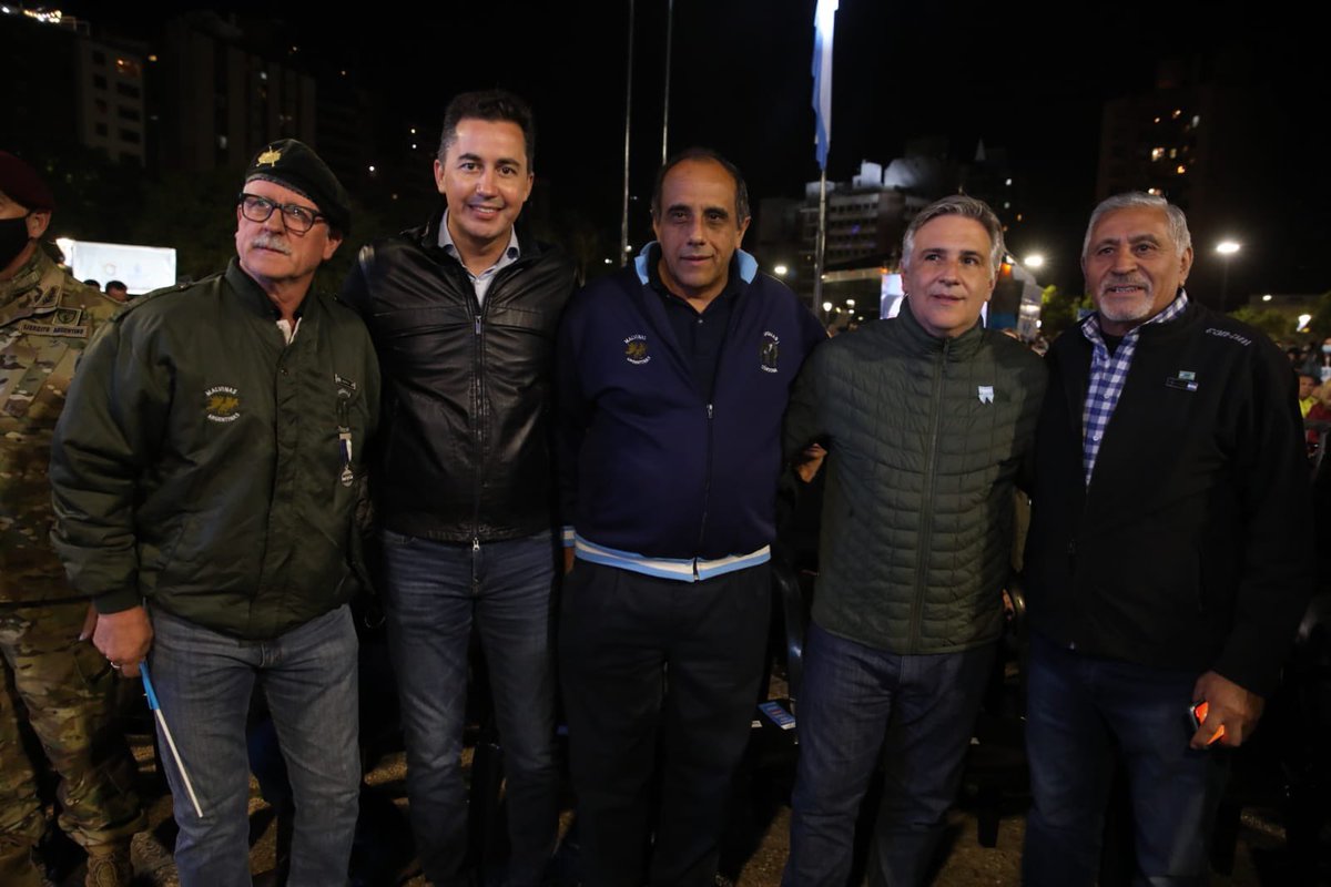 ManuelCalvoCba's tweet photo. Estamos en la vigilia por los 40 años de la gesta de #Malvinas, compartiendo un momento emocionante junto a nuestros héroes. https://t.co/cb6KA0Sivn