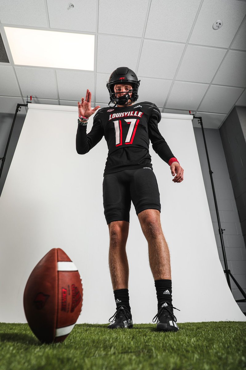 taggharrison17's tweet photo. Unofficial Visit at Louisville today. Thank you @UofLFootball !

@TheMatt_V 
@TritonsFootball 
@mikemoon42 https://t.co/Mg1bQ0YsoH