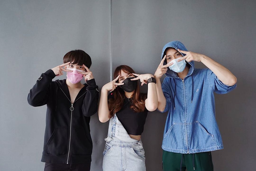 KIIMMONOFFICIAL's tweet photo. HBD TO ลุงคิมม่อนฮ้าบ ☺️💙🤟ขอให้มีความสุขมากๆ สุขภาพแข็งแรงงาน เยอะปังๆทั้งปี และมีแต่ คนรักรอบตัวแบบนี้ตลอดไปเลยนะค้า :) ดีใจที่ปีนี้ได้มีโอกาสรู้จักและร่วมงานกันนะคะ หวังว่าจะได้ร่วมงานกันอีกนะค้าบเย่ !!
#0104KIMMONDAY
#ขุณขิมมอญ 

👇📷
https://t.co/2l0iPS1JjQ https://t.co/8UVUVAYQNK