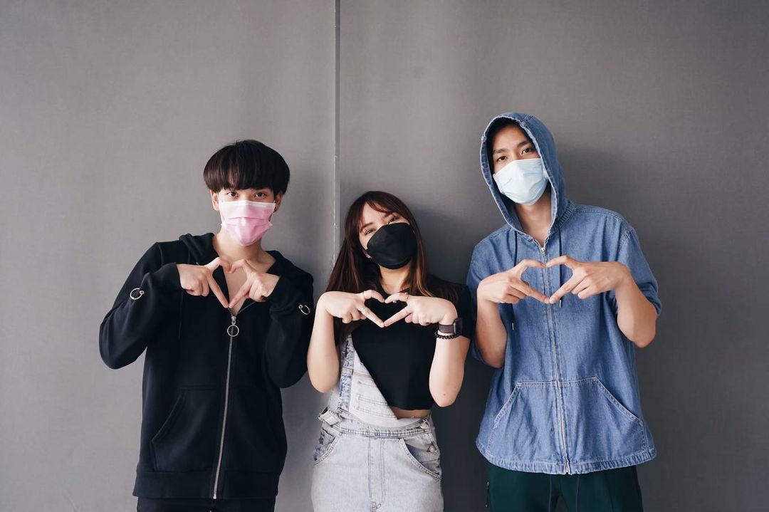 KIIMMONOFFICIAL's tweet photo. HBD TO ลุงคิมม่อนฮ้าบ ☺️💙🤟ขอให้มีความสุขมากๆ สุขภาพแข็งแรงงาน เยอะปังๆทั้งปี และมีแต่ คนรักรอบตัวแบบนี้ตลอดไปเลยนะค้า :) ดีใจที่ปีนี้ได้มีโอกาสรู้จักและร่วมงานกันนะคะ หวังว่าจะได้ร่วมงานกันอีกนะค้าบเย่ !!
#0104KIMMONDAY
#ขุณขิมมอญ 

👇📷
https://t.co/2l0iPS1JjQ https://t.co/8UVUVAYQNK