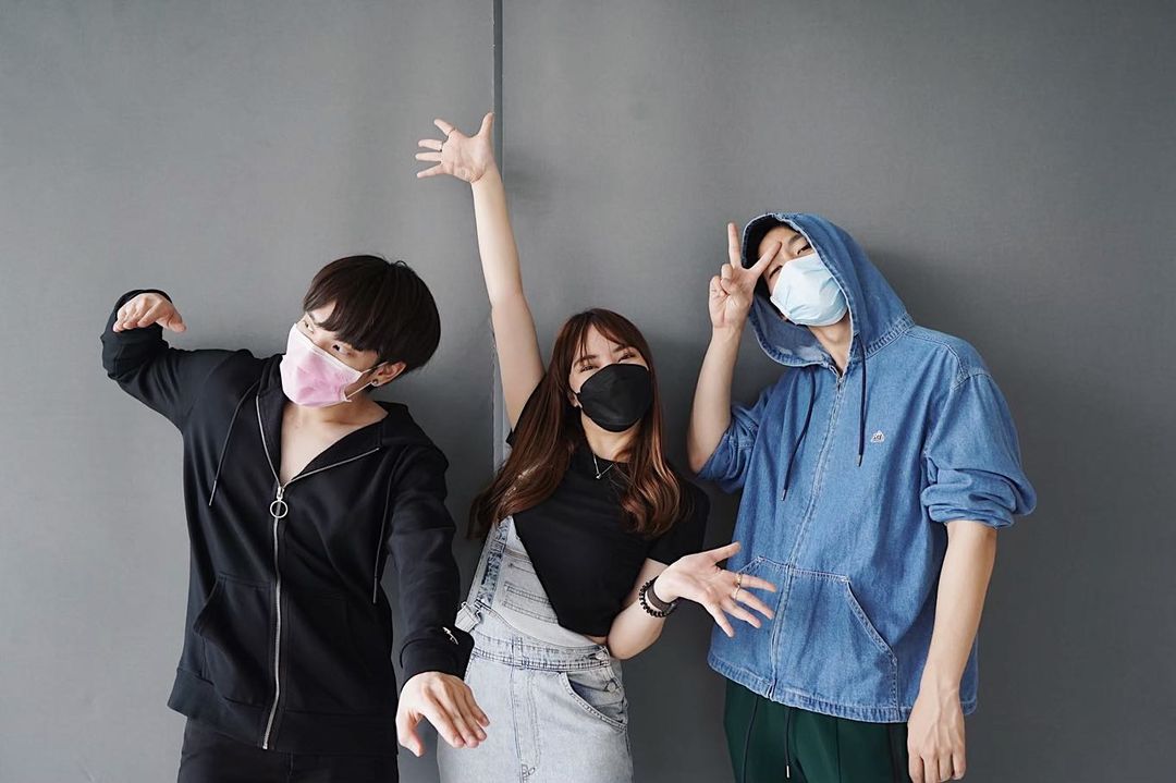 KIIMMONOFFICIAL's tweet photo. HBD TO ลุงคิมม่อนฮ้าบ ☺️💙🤟ขอให้มีความสุขมากๆ สุขภาพแข็งแรงงาน เยอะปังๆทั้งปี และมีแต่ คนรักรอบตัวแบบนี้ตลอดไปเลยนะค้า :) ดีใจที่ปีนี้ได้มีโอกาสรู้จักและร่วมงานกันนะคะ หวังว่าจะได้ร่วมงานกันอีกนะค้าบเย่ !!
#0104KIMMONDAY
#ขุณขิมมอญ 

👇📷
https://t.co/2l0iPS1JjQ https://t.co/8UVUVAYQNK
