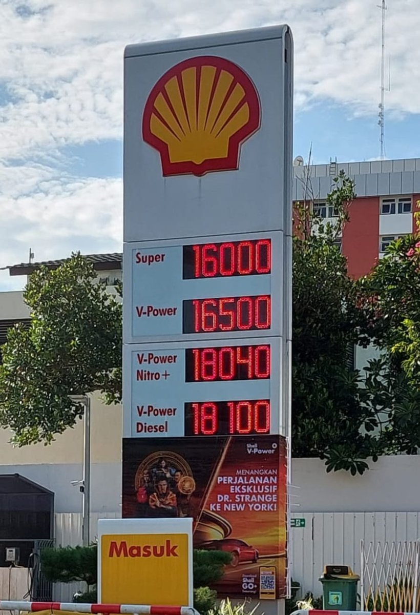 kurawa's tweet photo. Mau isi BBM hari ini ke SPBU Swasta dan Pemerintah. Perbandingan harganya jauh banget antara harga pasar versus harga subsidi.

Harus diakui Pemerintah masih mau bantu kelas menengah utk "nafas" sejenak dari harga BBM dunia yang sedang on fire https://t.co/3w25IXorVN