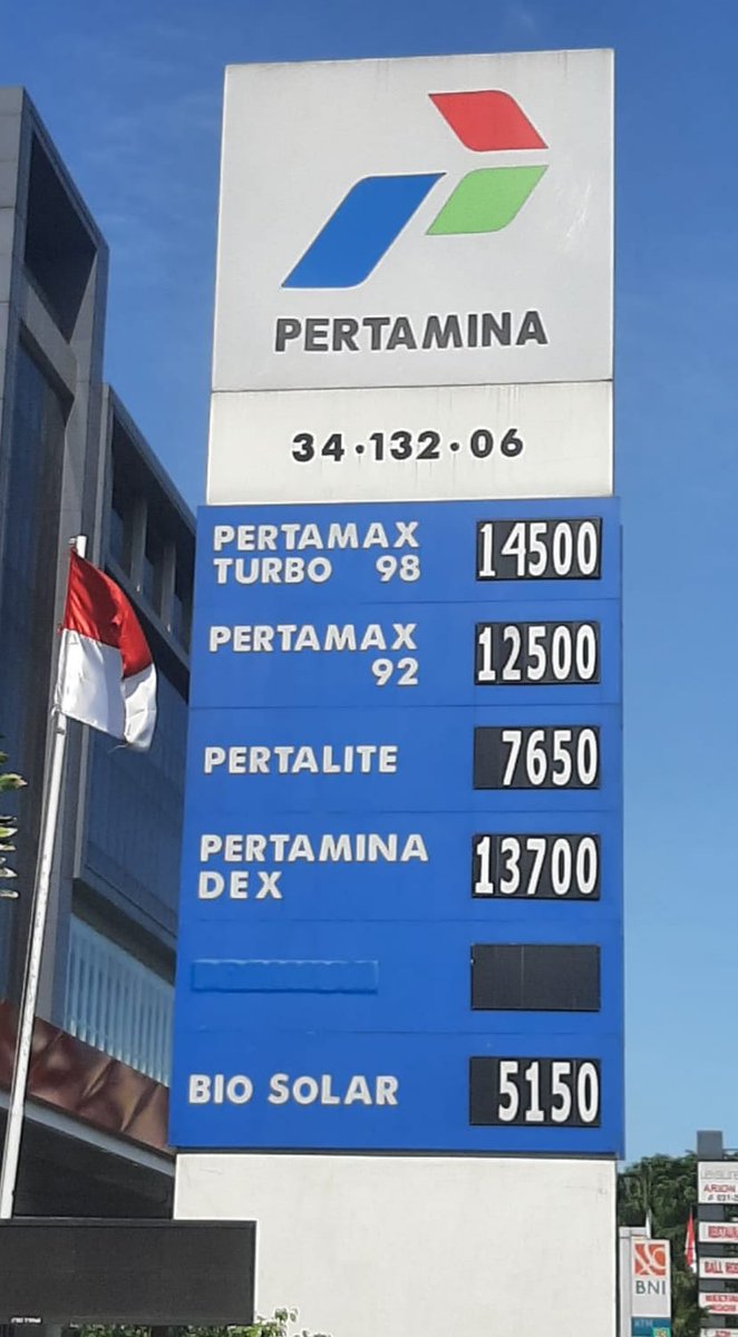 kurawa's tweet photo. Mau isi BBM hari ini ke SPBU Swasta dan Pemerintah. Perbandingan harganya jauh banget antara harga pasar versus harga subsidi.

Harus diakui Pemerintah masih mau bantu kelas menengah utk "nafas" sejenak dari harga BBM dunia yang sedang on fire https://t.co/3w25IXorVN