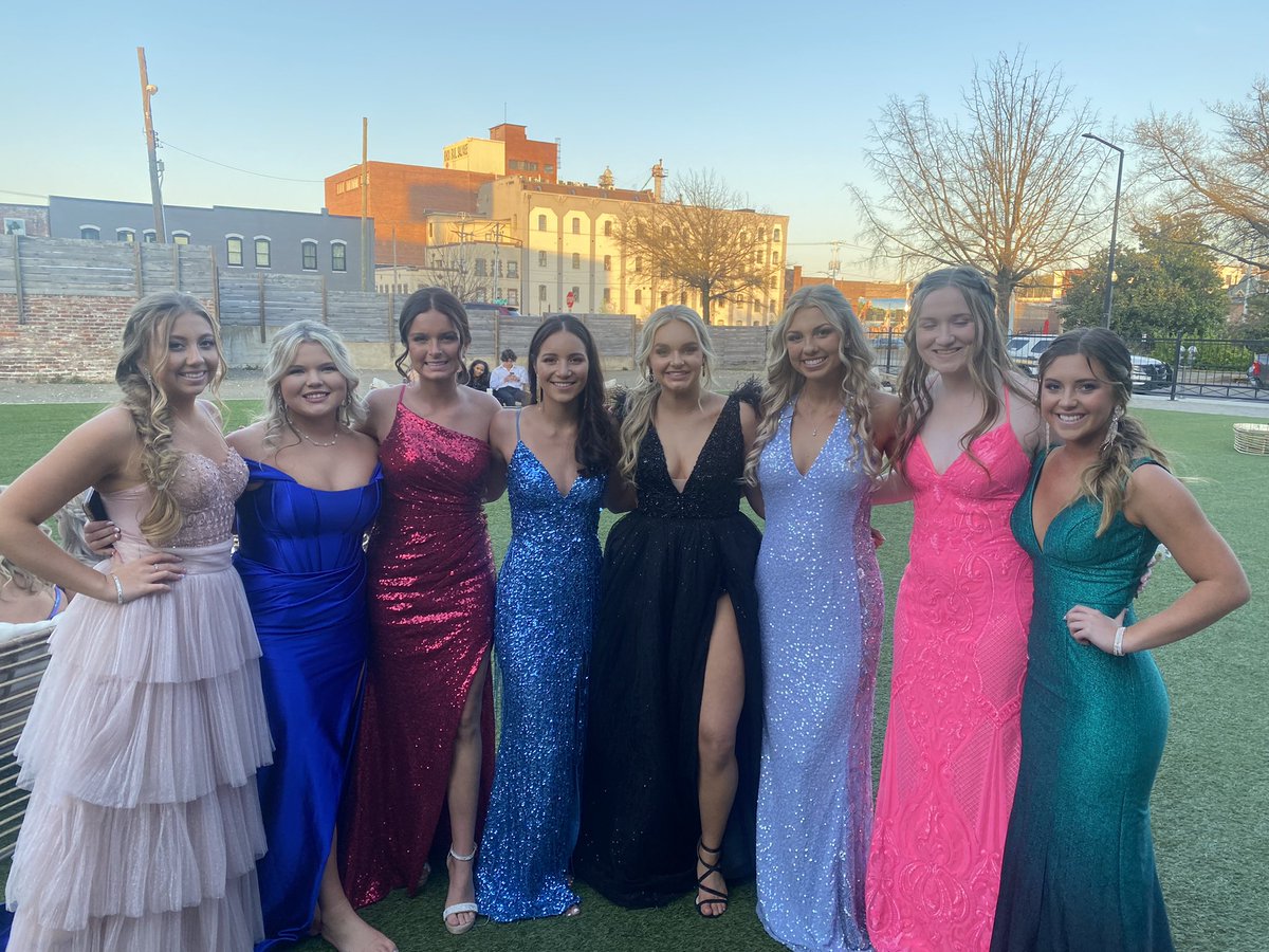 GHSVolleyball2's tweet photo. Lady Grizzlies looking 🤩 and our own @dgharbin1 is our 2022 GHS Prom Queen 👑 https://t.co/6zJFJaAael
