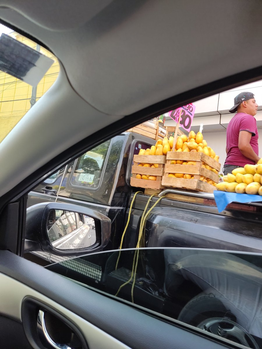 MERANCAR's tweet photo. Urge rehubicar a este vendedor, Corregidora esq. Insurgentes, entre él y los microbuses hacen un caos vial en horas pico, se paraliza Insurgentes, solo dejan un carril de dos, el tráfico siempre llega hasta periférico.@TlalpanVecinos @OVIALCDMX  @alfagonzalezm @TlalpanAl https://t.co/zjH4wczkos