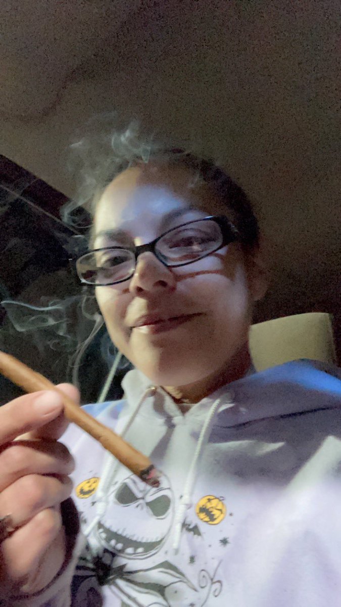 SDevil432's tweet photo. Blunt break at work tonight https://t.co/3WBd3HFPch