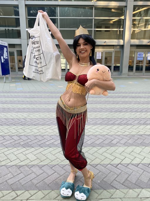 1 pic. Jasmine had so much fun at Wondercon! https://t.co/oD0iKGc0w5