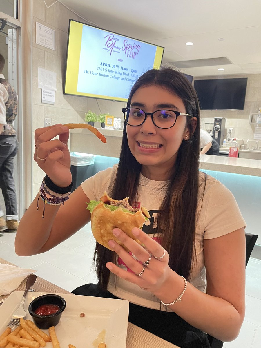 AdiranaGMejia's tweet photo. Another great dinner @CulinaryGbcca @GBCCA_RISD at Crave Cafe! #ourcommunityourkids https://t.co/ymHh1yCI9n