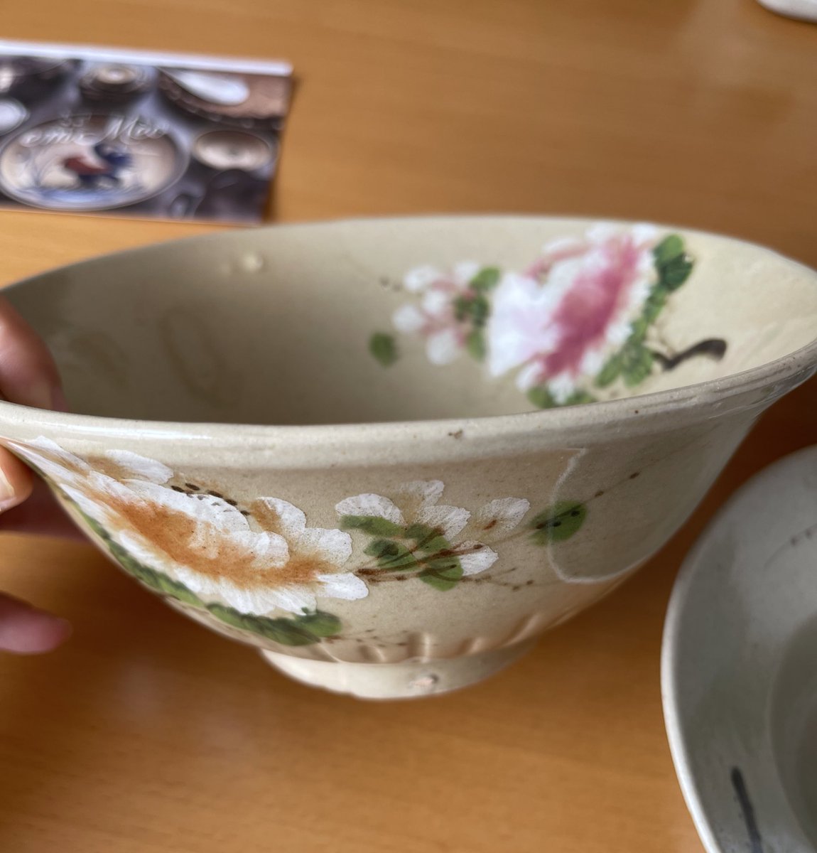 tototomaki0930's tweet photo. 素敵なベトナムの器が届きました🇻🇳
可愛すぎて写真撮りまくりです。
私の簡素なご飯がこの器で可愛く見えるかな笑
最初は青に惹かれたけど、ベージュの可愛さがたまらん。
こんな素敵な器が届いた週末、自炊の予定が無いのが残念です😋
#おうちごはん
#器
#うつわ
#emmeo https://t.co/E4fVPR7nZ9