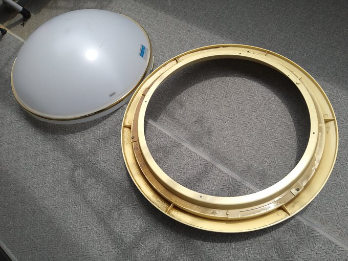 キッチンの蛍光灯が切れたので、蛍光管の交換ついでに清掃。油でベタベタだったので器具を外してから中性洗剤で。汚れが酷くて裏側は途中で諦め…。 