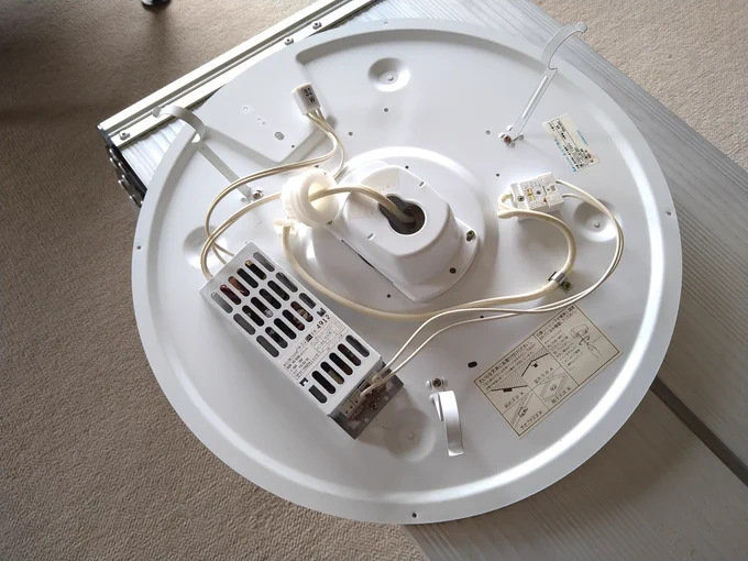 キッチンの蛍光灯が切れたので、蛍光管の交換ついでに清掃。油でベタベタだったので器具を外してから中性洗剤で。汚れが酷くて裏側は途中で諦め…。 