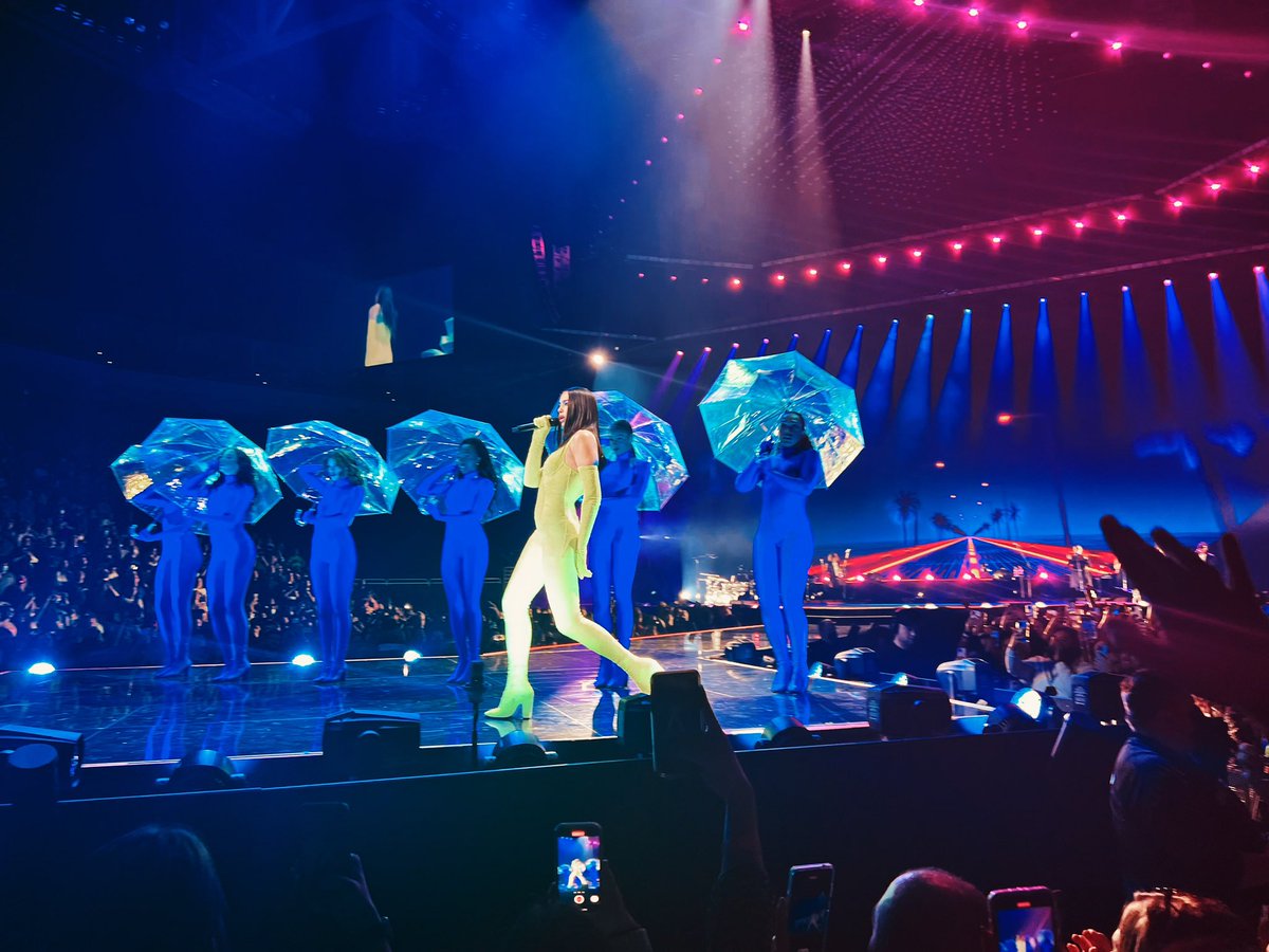 RooBendlin's tweet photo. Dua Lipa - Fiserv Forum https://t.co/ZLyikMCLOS
