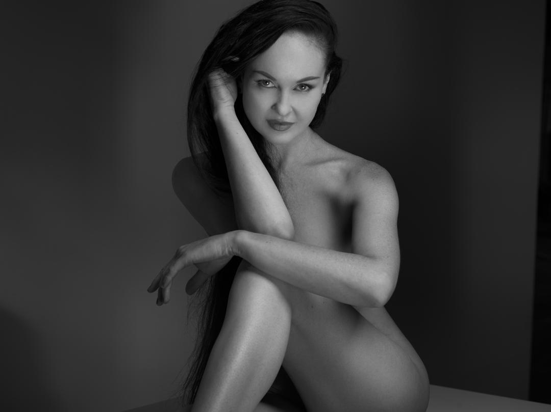 AnneduffyM's tweet photo. Hey! so I'm slowly sliding myself over to this platform. With all the issues that IG has with nudity and censorship, here will now be the place to see my art in it’s entirety. Anything that I (try) to post to IG will also be posted here without being violated. https://t.co/ClQc5MWUJB