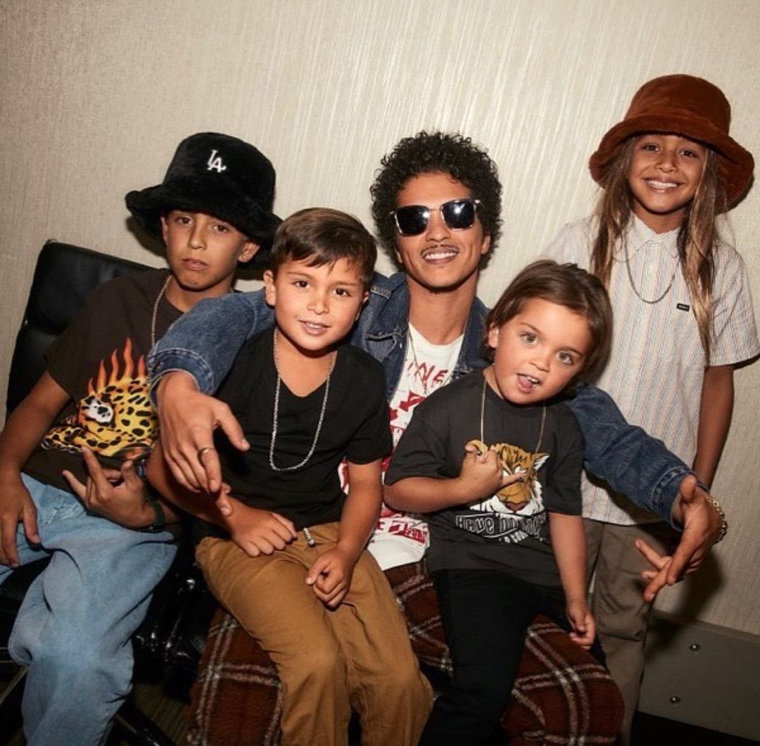 brunomarsfiles's tweet photo. bruno mars 🥺🥺 https://t.co/TIkUinbt5O