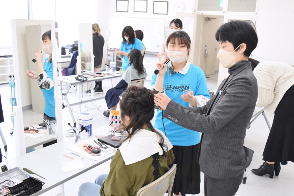 jimumegami's tweet photo. 先日のスペシャルオープンキャンパス📸
🌸春休み、久々の学生登校で
にぎやかな一日になりました🤗✨
在校生は楽しく開催💗
参加してくださったみんなもEnjoyしてくれたかな😘
また来てね💕
https://t.co/P9GynOPXAy
#OC #美容学生 #大歓迎 #アルファジャパン #美容学校 #姫路 #駅前 #進学 #授業体験 https://t.co/xDXUgb5dNa