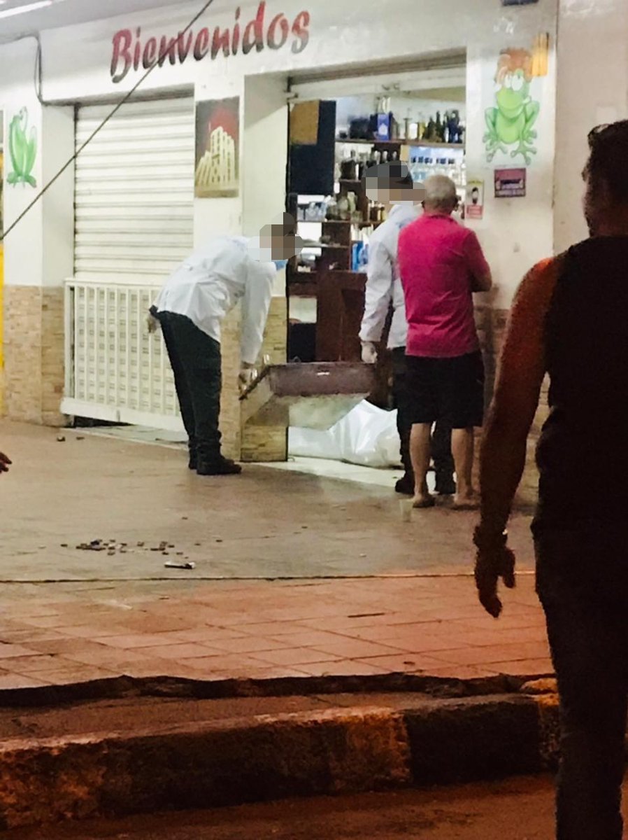 CWMasNoticias's tweet photo. En Alfonso López, al interior de un establecimiento fue asesinada una persona y otra herida. https://t.co/6kCA8I1aY8