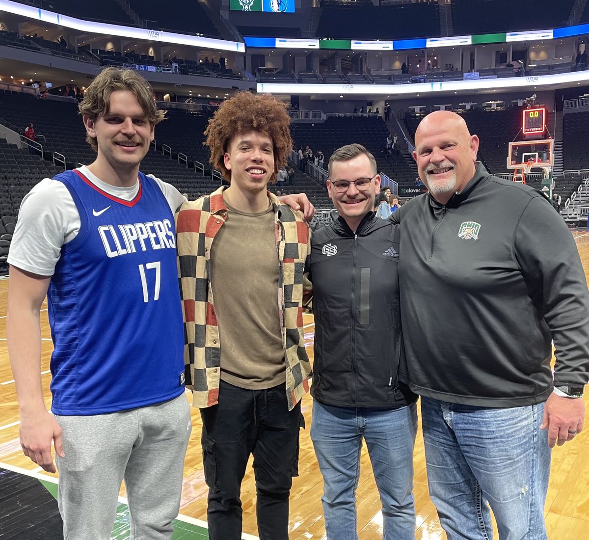 coachdvp's tweet photo. I had all my boys together tonight 🥰 ⁦@Treballjay11⁩ ⁦@benvanderplas⁩ ⁦@Sam_VanderPlas⁩ https://t.co/11jrNuHlVT