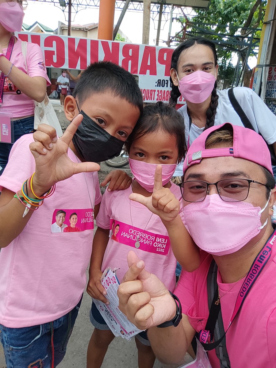 alianloi's tweet photo. These kids were actually giving out flyers and dancing Leni songs.
They were with their mom who was also very enthusiastic distributing flyers in the neighborhood 💗
Tama behavior para sa mama nila ug kiddos 💗🫰🌹
#GrandHouseToHouseCampaign
#TaoSaTaoParaKayRobredo https://t.co/JYwGXVt6rj