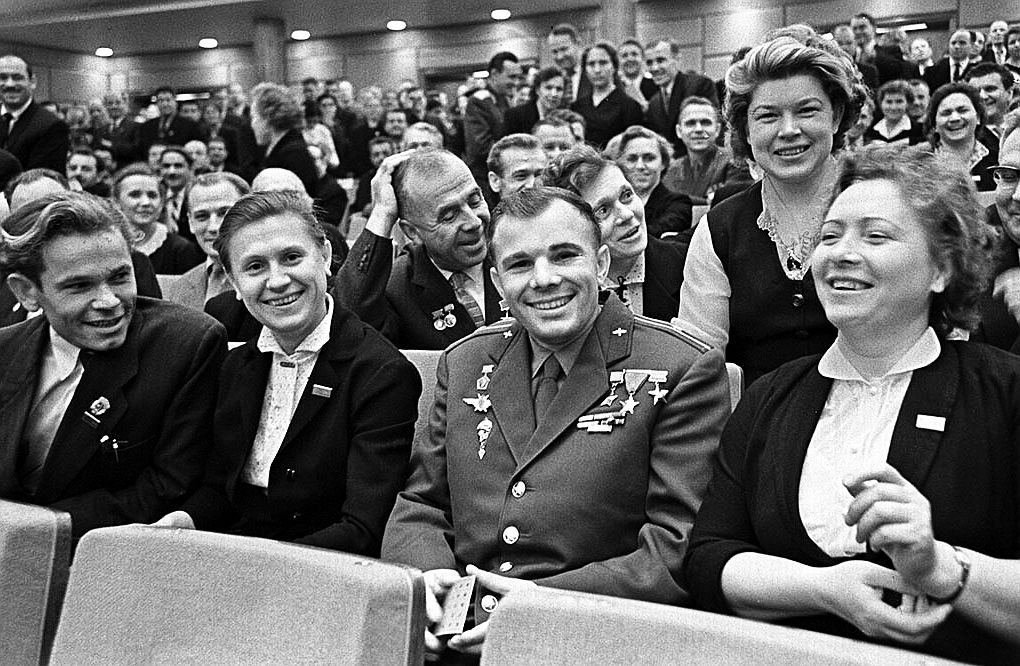 OvertonWin's tweet photo. В СССР молодым были открыты все пути. Выбор кем стать зависел не от кошелька родителей,а от твоих способностей. От доярки до академика, от разнорабочего до космонавта – всё было в твоих руках. Везде требовались рабочие руки,сноровка и смекалистый ум. Это и была настоящая свобода. https://t.co/7zJCpy7Rb7