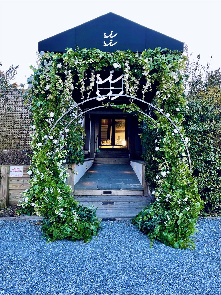 Greet your guests with a statement entryway floral arch ✨🍃 #bfloralnyc #ehpresort #greenery #arch #floralarch #springinspo