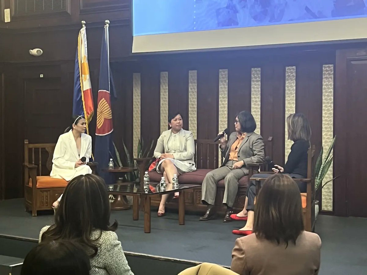 Sparkle_GMA's tweet image. While in New York City, #LJReyes also moderated a panel discussion with her fellow established Filipino women about recognizing Filipino-American women who are breaking the glass ceiling and empowering women ✨