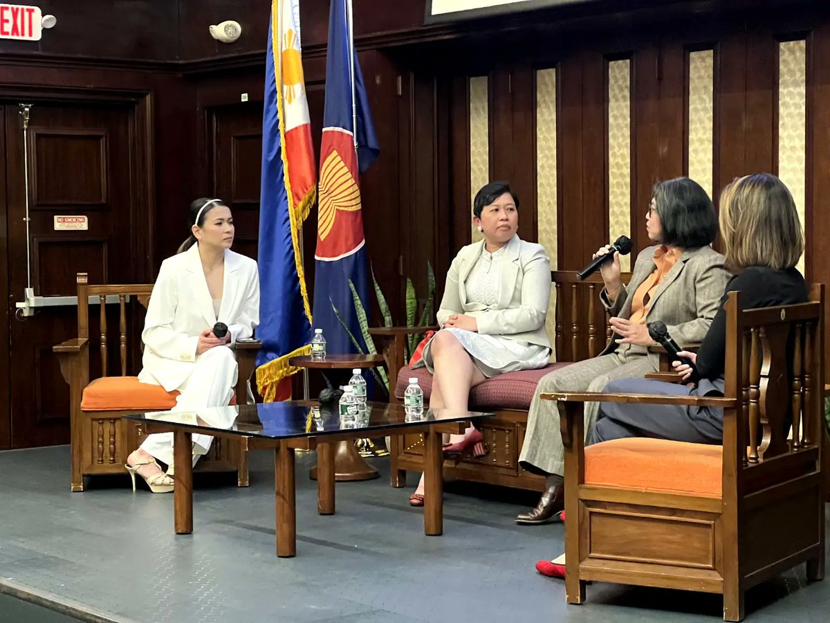Sparkle_GMA's tweet image. While in New York City, #LJReyes also moderated a panel discussion with her fellow established Filipino women about recognizing Filipino-American women who are breaking the glass ceiling and empowering women ✨
