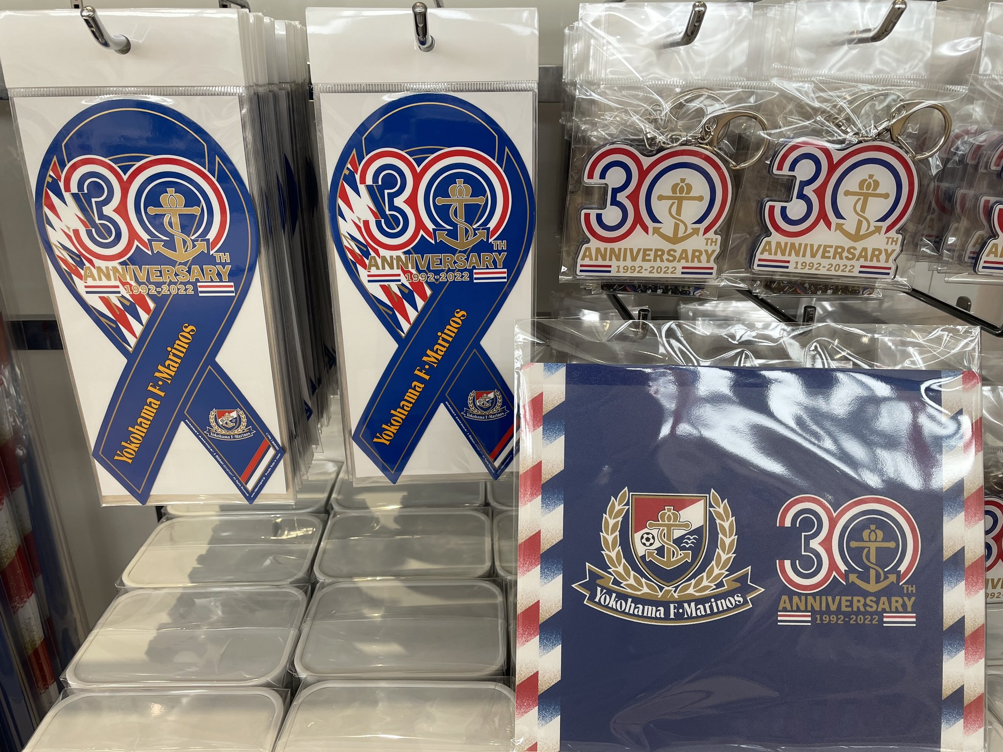 横浜ｆ マリノス オフィシャルグッズショップ トリコロールワン 公式 30周年記念試合 たくさんの新商品に加えて 先日大好評の30周年記念グッズが再入荷しました リボンマグネット アクリルキーホルダー マウスパッド タオルマフラー