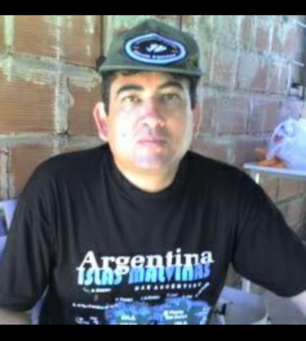 NicolasLegui_'s tweet photo. Mi primo Lorenzo Caza siempre sale en los vídeos de Malvinas que pasan en la tv, con 19 años se lo ve herido en las dos primeras imágenes un vídeo muy conocido. Falleció el año pasado. Él es un orgullo para mi familia, un héroe de la patria. #MalvinasArgentinas https://t.co/SUJGl4eB93