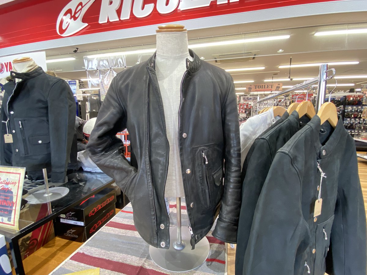 rl_kurume's tweet photo. #ライコランド久留米上津店 入口で #レザーウェア の展示即売会やってますよ!レザーウェアは経年での変化が楽しめるものです!2枚目の画像は #ヌバックレザー を2年間着用した #レザージャケット です!#質感 #艶感 が写真では伝わりにくいのでぜひご来店ください!
#GallopingHogs #SilverBackdesign https://t.co/KOjEylgJju
