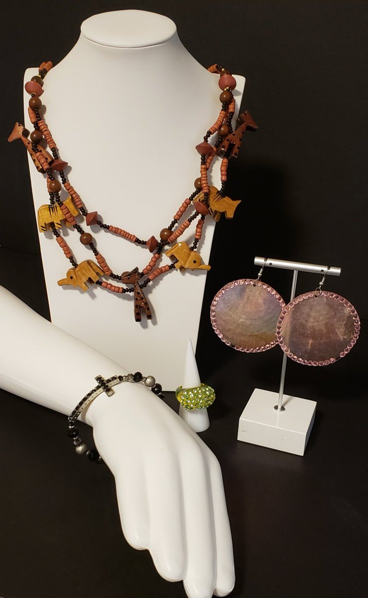 RNRPITSTOP's tweet photo. Rockology Auctions. LIVE BIDDING NOW. https://t.co/qLPi2yLUAX 
Country Music memorabilia from Garth Brooks, Carrie Underwood, Tanya Tucker, Miranda Lambert &amp; more

#GarthBrooks #tanyatucker #mirandalambert #CarrieUnderwood #grandoleopry #memorabilia #autographs #musichistory https://t.co/7IKQFP4HS5
