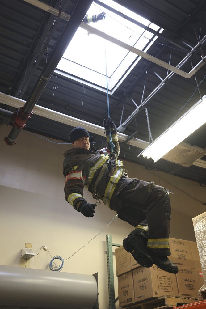 stellaride4's tweet photo. 10x18 Chicago fire promo pictures '' what's inside you'', now we know who has been taken hostage. #stellakidd #kellyseveride #ChicagoFire #Stellaride #taylorkinney #mirandaraemayo #ambo61 #engine51 #squad3 #truck81 #boden https://t.co/iQOWDQwEZL