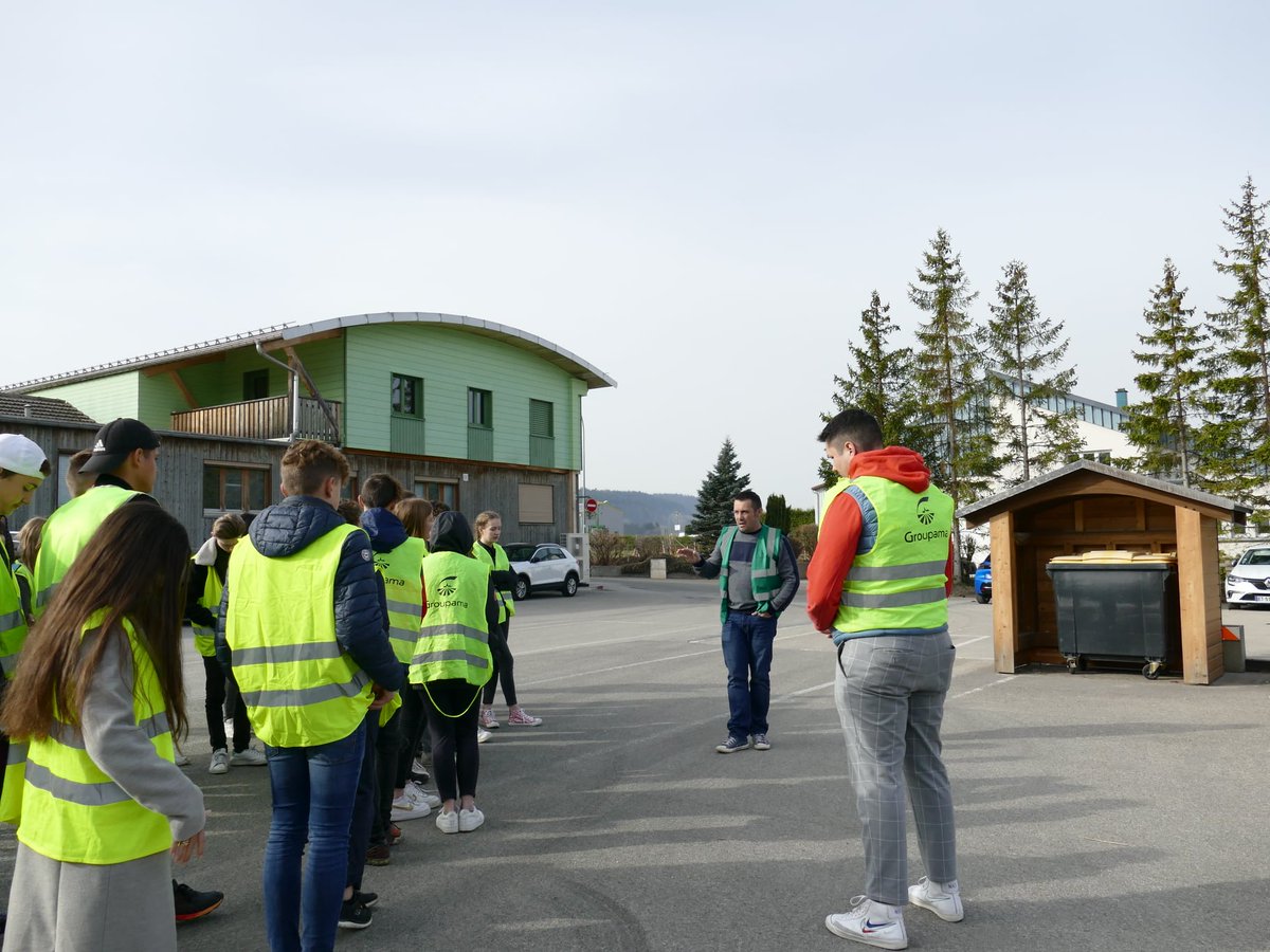 NumericaSilva's tweet photo. Avec l’Académie de Besançon la Journée Internationale des Forêts à la rencontre des collégiens. Silva Numerica était représenté et l’équipe en charge de ce projet proposait aux collégiens une approche ludique de la forêt tout en essayant d’atteindre des objectifs bien définis. https://t.co/RIWukHGEm7