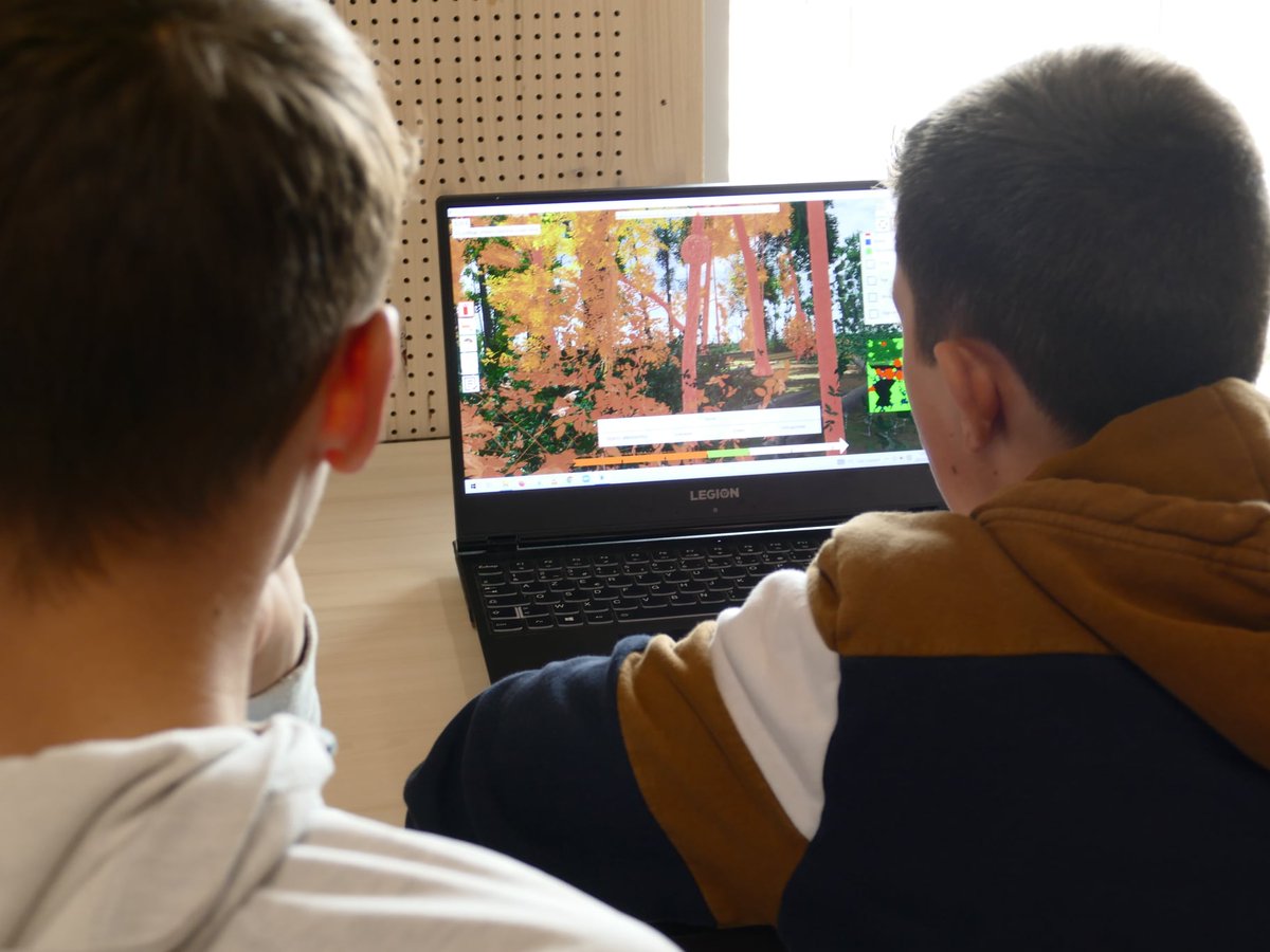 NumericaSilva's tweet photo. Avec l’Académie de Besançon la Journée Internationale des Forêts à la rencontre des collégiens. Silva Numerica était représenté et l’équipe en charge de ce projet proposait aux collégiens une approche ludique de la forêt tout en essayant d’atteindre des objectifs bien définis. https://t.co/RIWukHGEm7