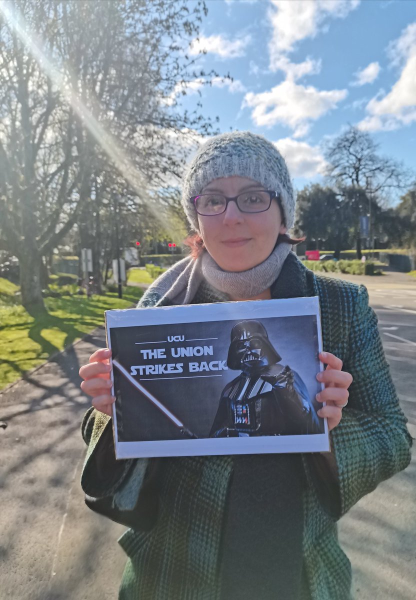 The sun was, evidently, also on our side at yesterday's @SwanseaUcu picket ☀️✊☀️

#OneOfUsAllOfUs #pawsoffourpensions #FourFights #ussmess #fightinequality #fightprecarity #fairworkload #fairworkingconditions #fairpay #highereducation #universities @UCUWales @ucu @students_staff