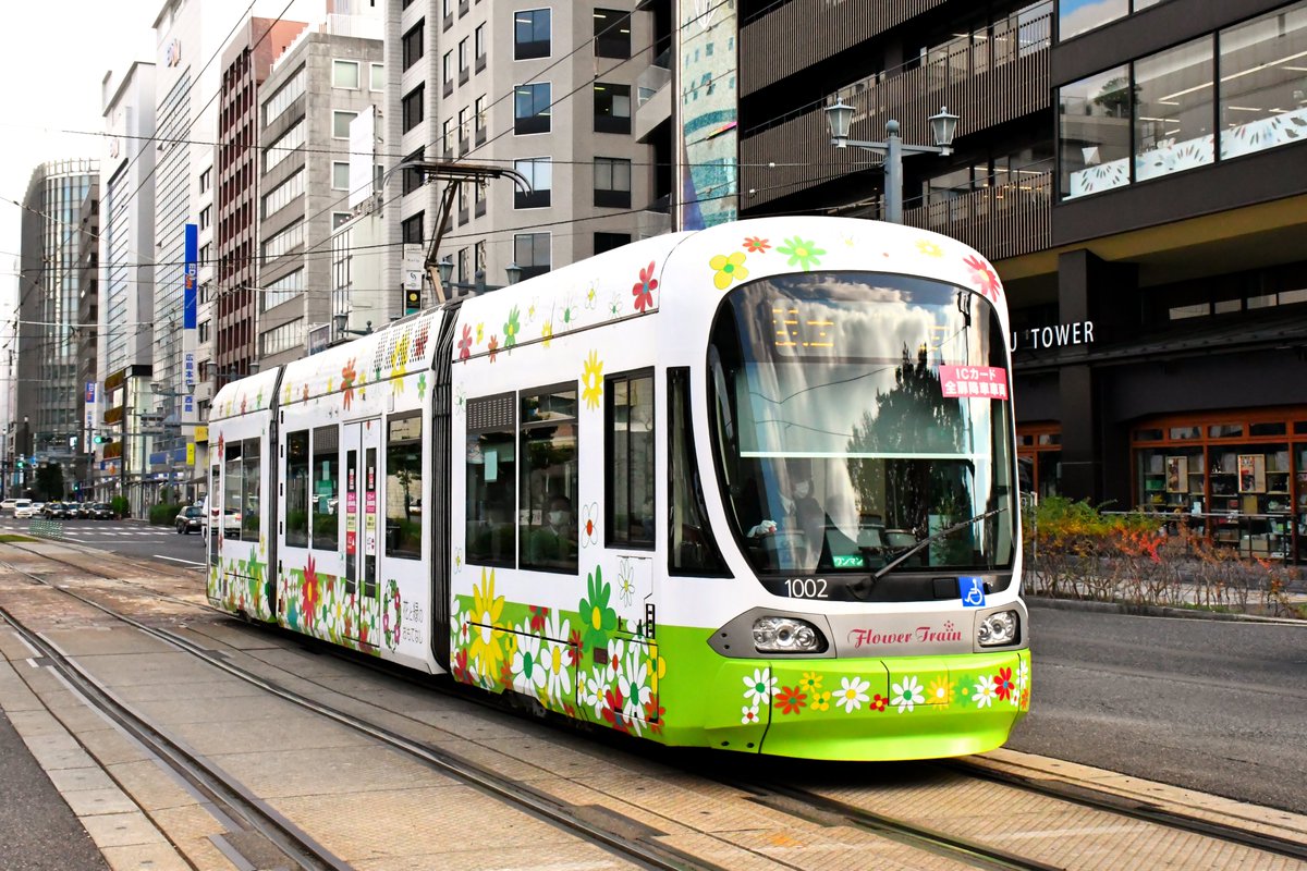 街を彩る未来のトラム】 広島電鉄〈グリーンムーバーLEX〉から、片側