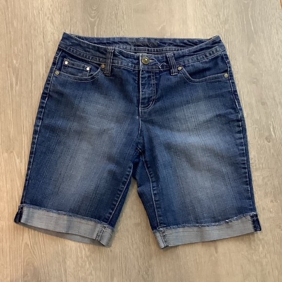 alldaytammy's tweet photo. So good I had to share! Check out all the items I'm loving on @Poshmarkapp #poshmark #fashion #style #shopmycloset #newdirections #anntaylor: https://t.co/YuCAI5RLjY https://t.co/N3thF0xjLv