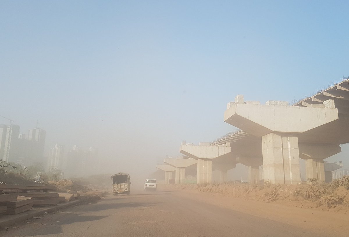 NewIndia2019's tweet photo. @TOIGurgaon @HTGurgaon
@DC_Gurugram @dcmohry
@rakeshdaultabad @OfficialGMDA
@MunCorpGurugram
Major dust pollution on Dwarka Expressway Gurgaon, No water sprinklers being used by L&amp;T. School going children and elderly cant walk getting choked -Major Health Hazard !! https://t.co/02c6NnhXLz