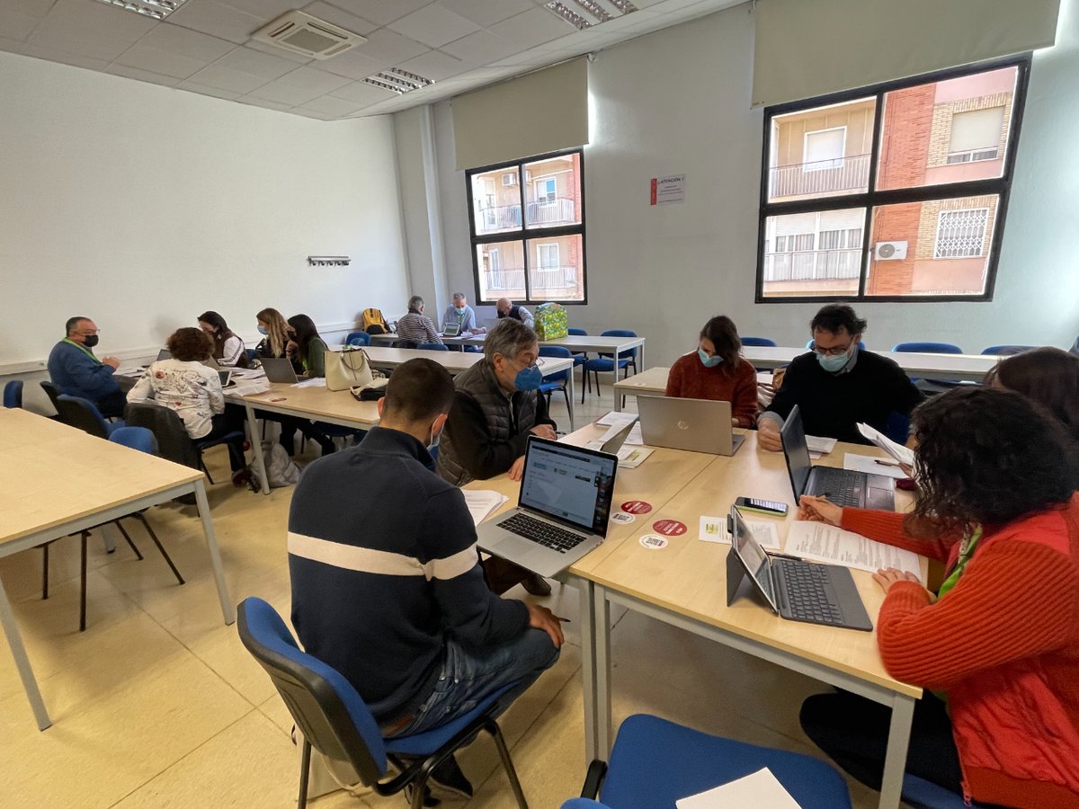 cofmurcia's tweet photo. Iniciamos hoy la jornada 'Fitoterapia con Garantía' con los talleres prácticos del uso de plantas medicinales🌿 para tratar problemas como el insomnio , el estreñimiento o las patologías articulares.
@UMU #SEFIT #sefitjornadamurcia https://t.co/OTp2OTyADO