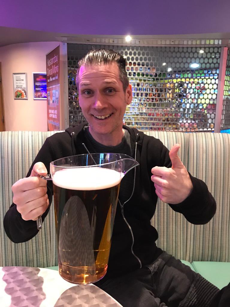 martindkennedy's tweet photo. The weekend is here; cheers! 🤘🏻🎸

#weekend #cheers #endofterm #largeone https://t.co/oyEsAQF8r0