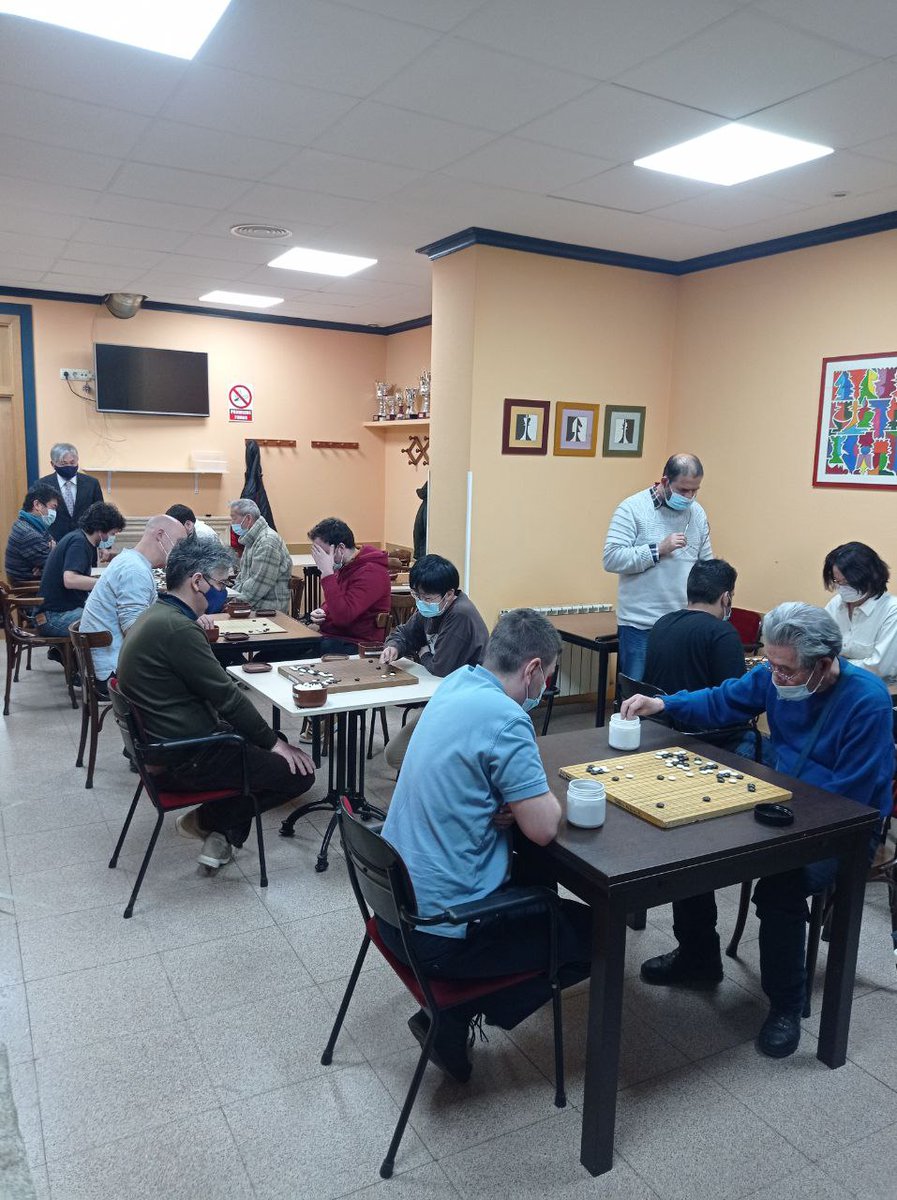 GoNamBan's tweet photo. ¿Te gustan los juegos de mesa y buscas un auténtico reto? Los L, X y V estamos de 19:00 a 22:00 jugando al #go en #Madrid. Y después... salimos a tomar algo, ¡qué no todo puede ser devanarnos los sesos!😉 ¡Únete a nuestro club!
#juegosdemesa #planesMadrid #baduk #Ajedrez https://t.co/1br0h5aPlk