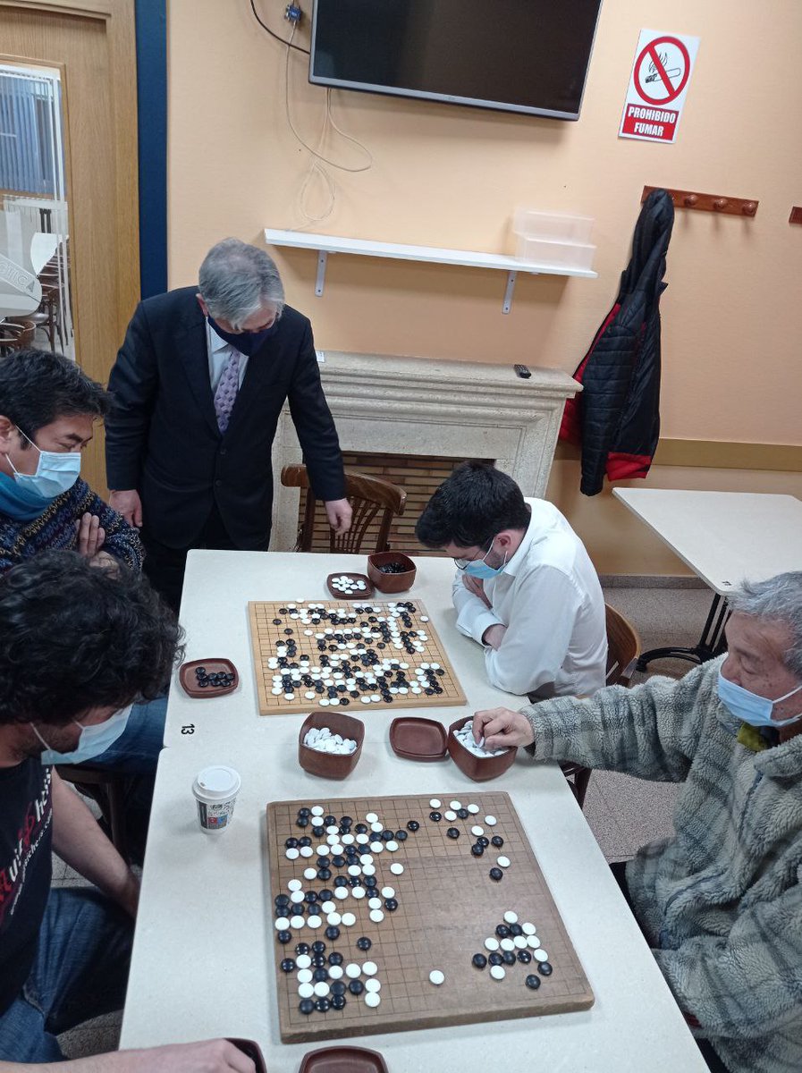 GoNamBan's tweet photo. ¿Te gustan los juegos de mesa y buscas un auténtico reto? Los L, X y V estamos de 19:00 a 22:00 jugando al #go en #Madrid. Y después... salimos a tomar algo, ¡qué no todo puede ser devanarnos los sesos!😉 ¡Únete a nuestro club!
#juegosdemesa #planesMadrid #baduk #Ajedrez https://t.co/1br0h5aPlk